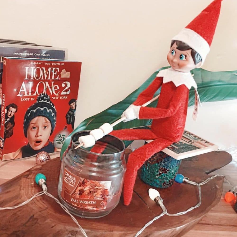 The Elf ou Elfie on the shelf avec son livre français Une tradition